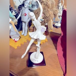 Vintage Giuseppe Armani
Florence Ballerina Dancer
Capodimonte Figurine
